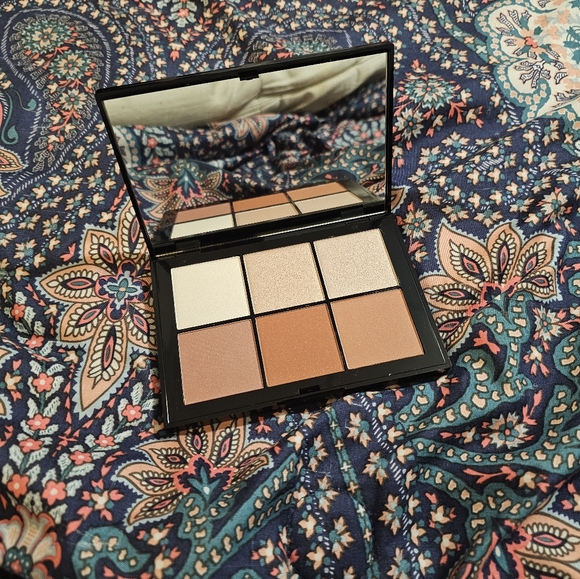 Doucce blush and highlight palette. - Picture 4 of 4
